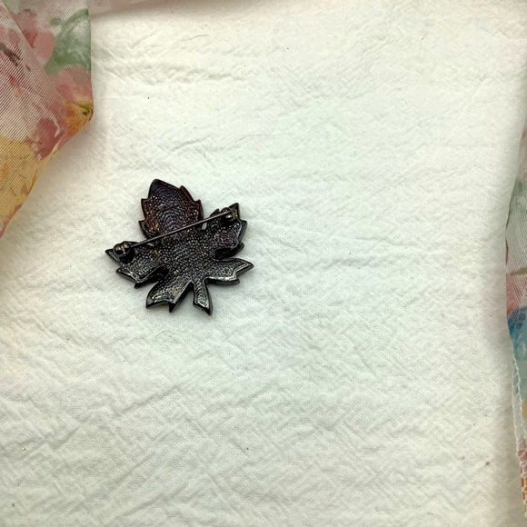 D’Orlan Maple Leaf Brooch Japanned finish - Picture 3 of 3